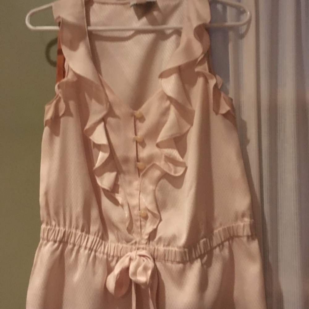 Sleeveless ruffle blouse with tie in front
